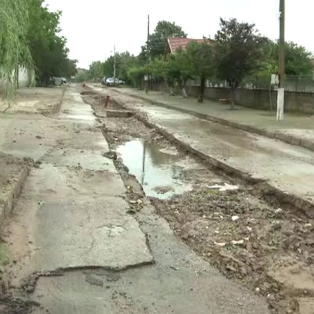 След градушката в Козлодуй: Пропаднала улица и унищожени разсади