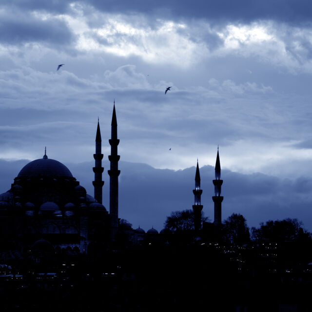 Музикален саботаж: „Белла, чао!“ звучи от джамии в Измир (ВИДЕО)