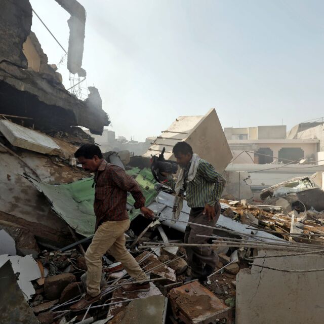 Най-малко 57 са загиналите при авиокатастрофата в Пакистан