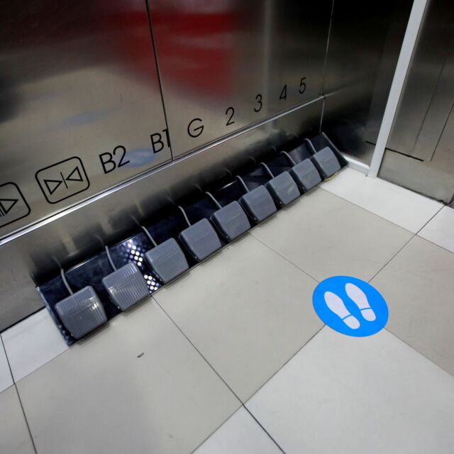 Тайландски мол замени бутоните на асансьорите с крачни педали