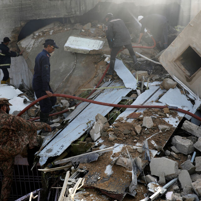 Броят на жертвите на самолетната катастрофа в Пакистан нарасна на 97