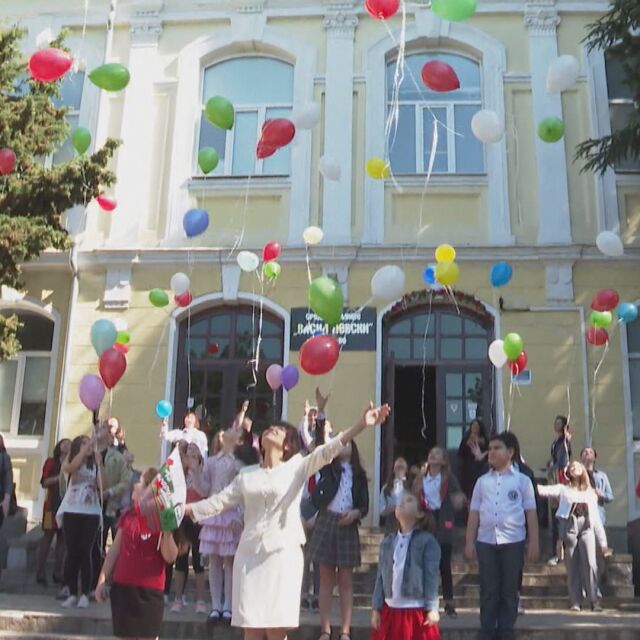 Аплодисменти за 24 май: Със запалени фенерчета на балконите - почит към учителите в Смолян