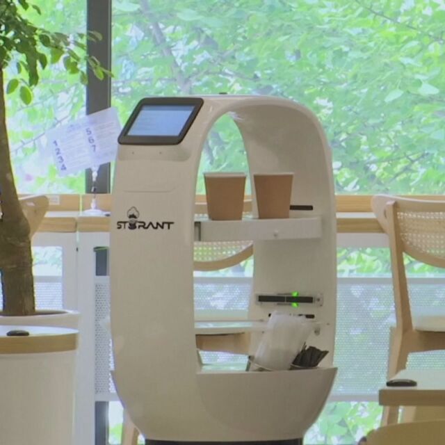 Дистанциране в ежедневието в Южна Корея: Робот сервира кафе на клиенти (ВИДЕО)