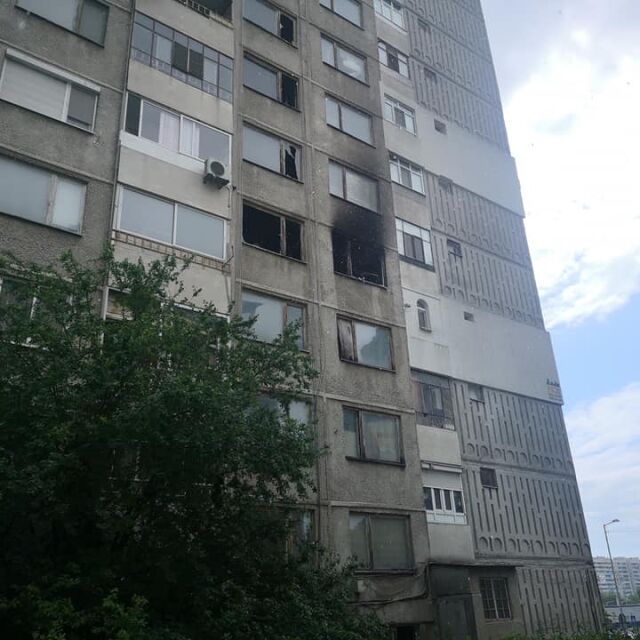 Пожар горя в жилищен блок в Бургас