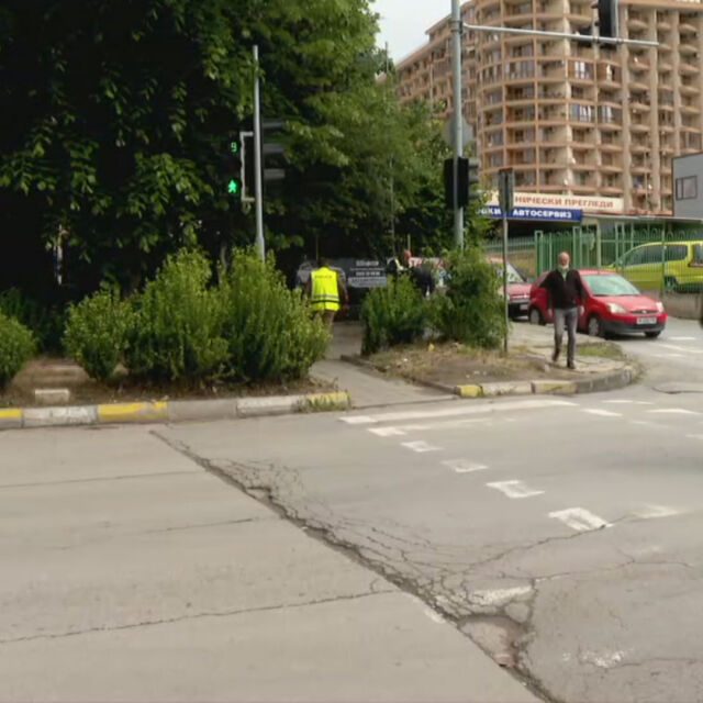 Шофьор без книжка е ударил майката и детето ѝ на пешеходна пътека във Варна