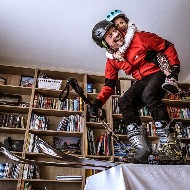 Еверест на леглото: Български фотограф прави забавни снимки с дъщеря си уж в планината, а всъщност у дома