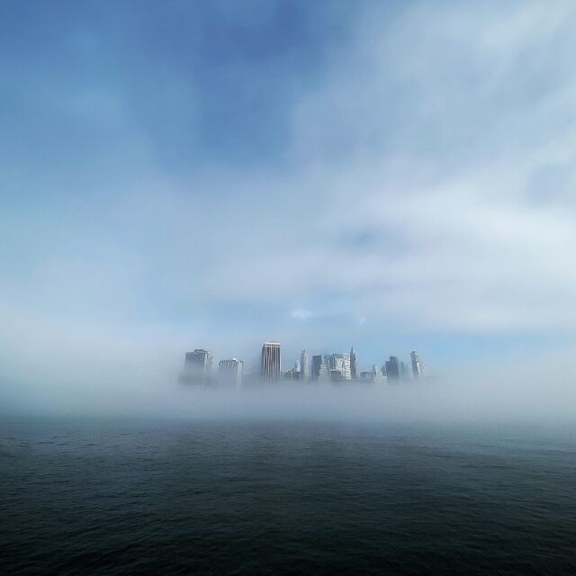 Снимка на деня: Мъгливо утро в Манхатън, Ню Йорк