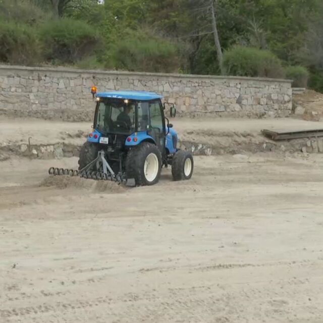 Машини подготвят централния плаж в Созопол за старта на сезона