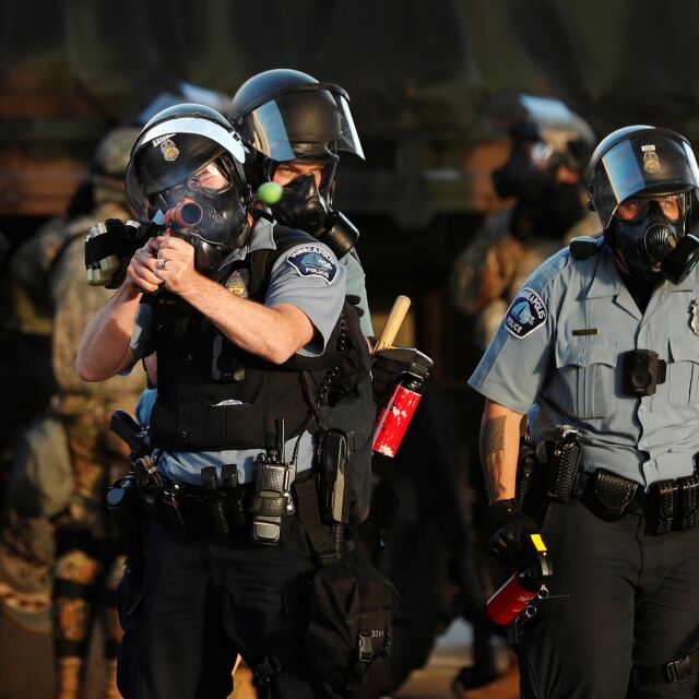 Трето полицейско управление e щурмувано и подпалено от демонстранти в Минеаполис