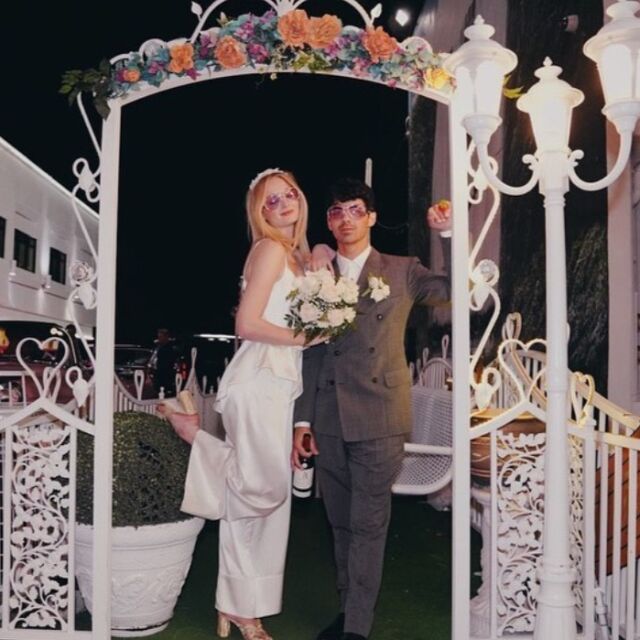 Софи Търнър сподели непоказвани досега снимки от оригиналната си сватба