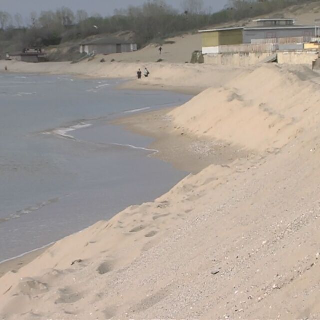 Пясъчни диги по плажовете спират достъпа на туристи до морето 