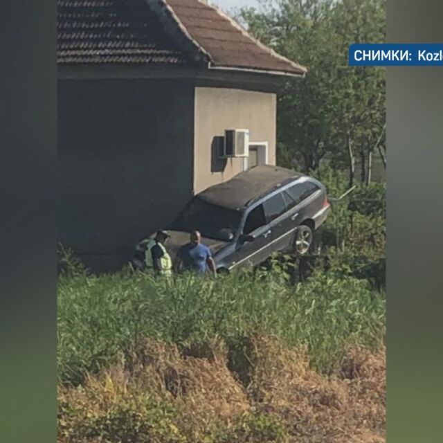 След опасен завой:  Кола паркира върху ограда на къща във Врачанско 