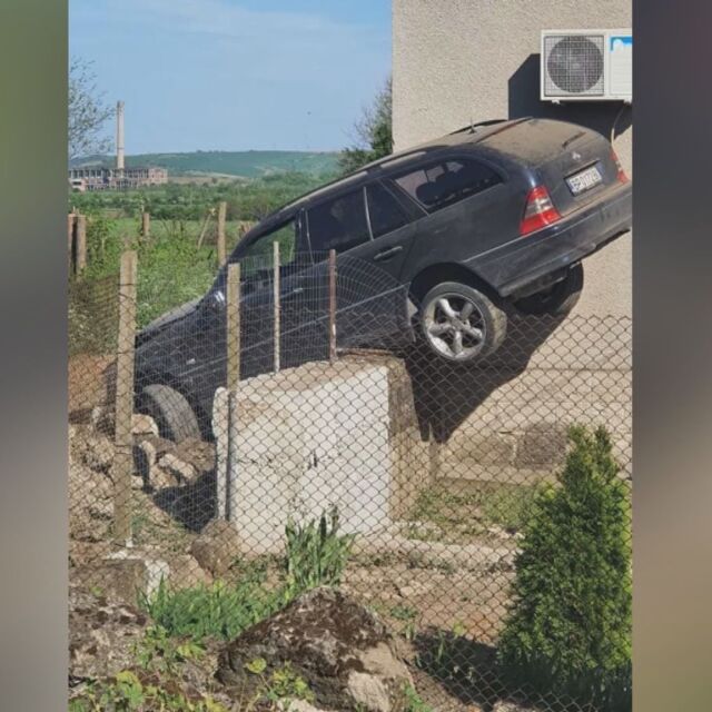 Кола върху ограда: Пореден инцидент на опасен завой в село Гложене 