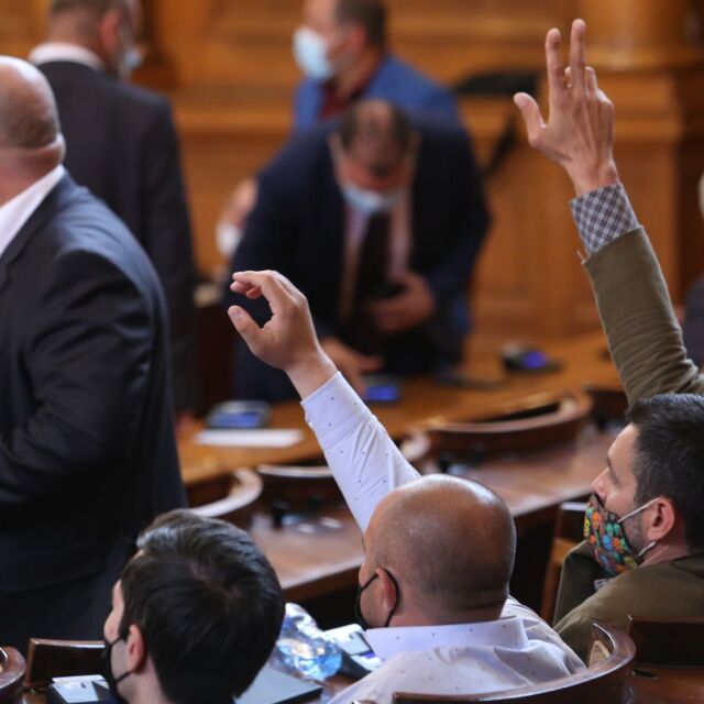 Последно редовно заседание: Депутатите се караха за пенсии, ваксини и "Росенец"