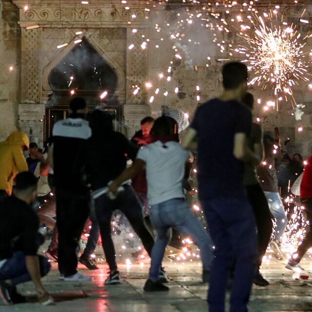 Десетки ранени при сблъсъци между палестинци и израелската полиция в Ерусалим (СНИМКИ)