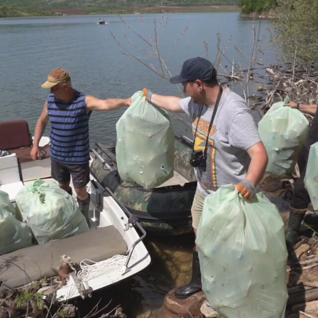Сметище във водата: Чистят тонове боклуци в язовир "Огоста"