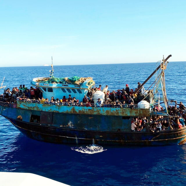 Лодки със стотици мигранти пристигнаха на остров Лампедуза