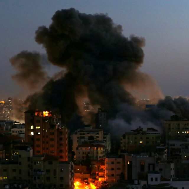 Жилищна сграда рухна след израелска бомбардировка в Ивицата Газа