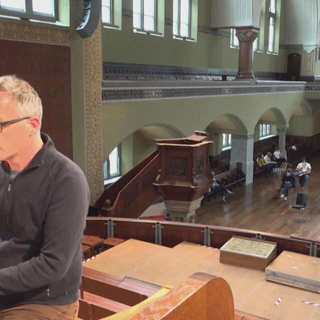 Ваксинация в църква в Швейцария под успокояваща музика