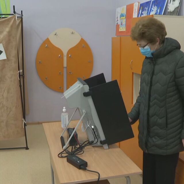 Гласуването зад граница: ЦИК се зае с машините за предсрочните избори