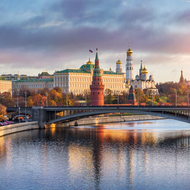 Кметът на Москва предложи  „зони без COVID-19” в ресторантите в руската столица