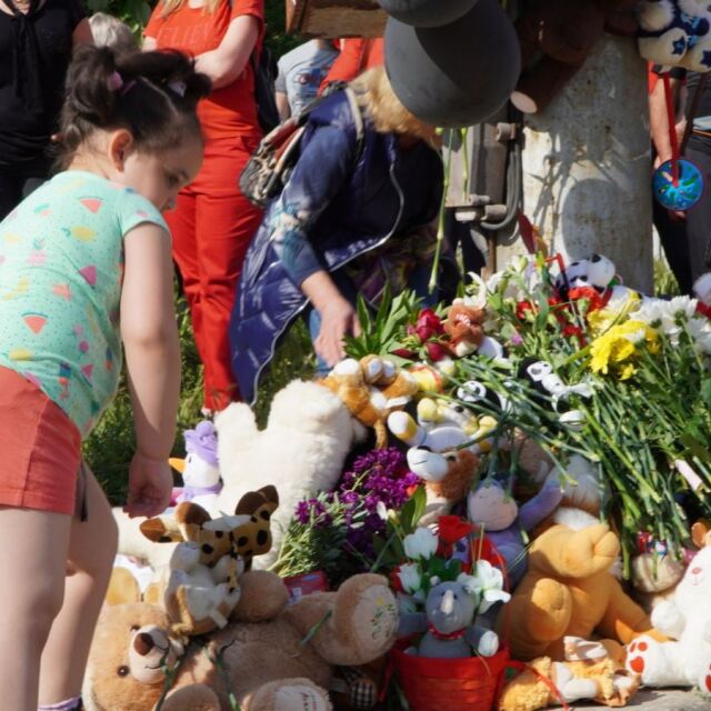 Мълчалив протест в Добрич в памет на малкия Крис, загинал при тежка катастрофа