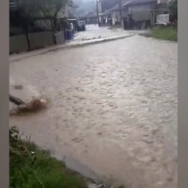 Пороен дъжд наводни улици в Котел