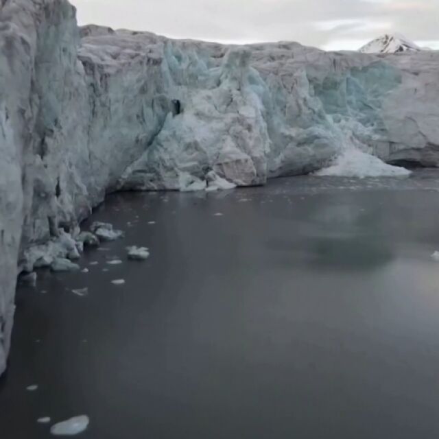 Учени: Топенето на ледниците в Гренландия скоро нe може да бъде спряно