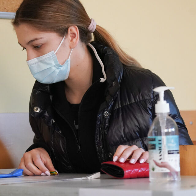 Матури в епидемия: И карантинираните ученици са на изпит, но в отделна стая