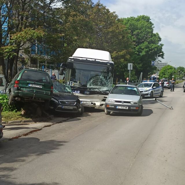 Автобус удари 7 автомобила в столицата