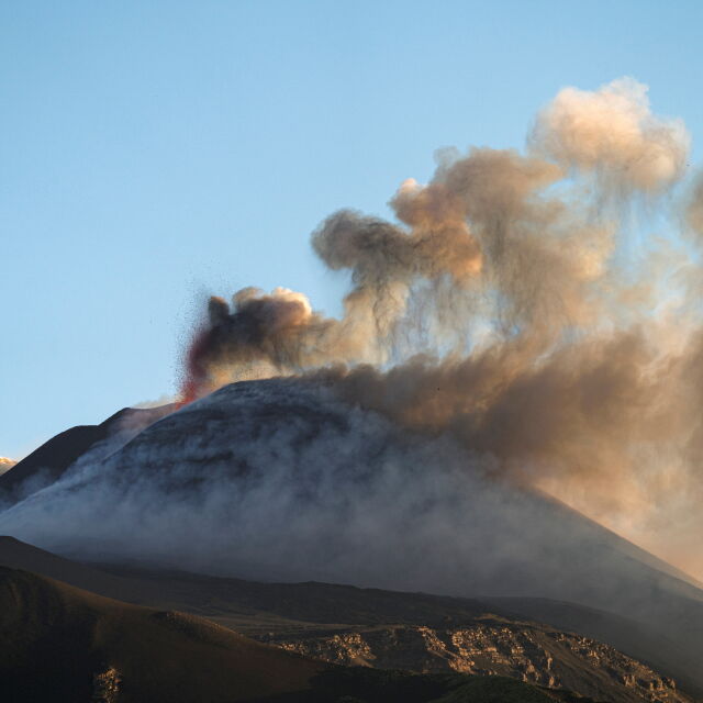  В Италия изригнаха едновременно два вулкана - Етна и Стромболи