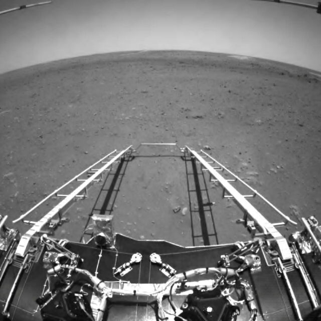 Китайският марсоход изпрати видео и снимки от повърхността на Червената планета
