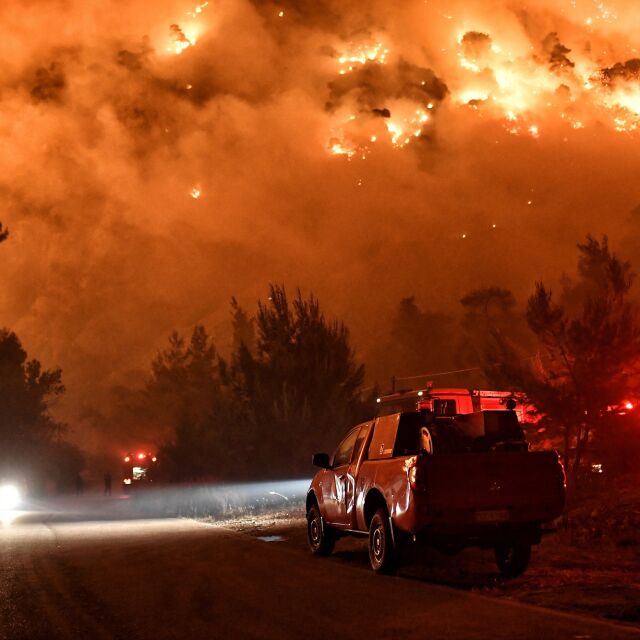 Продължава борбата с опустошителните пожари в Гърция (ВИДЕО)