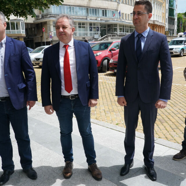 ВМРО, „Воля“ и НФСБ регистрираха коалицията си за изборите без лидерите си 