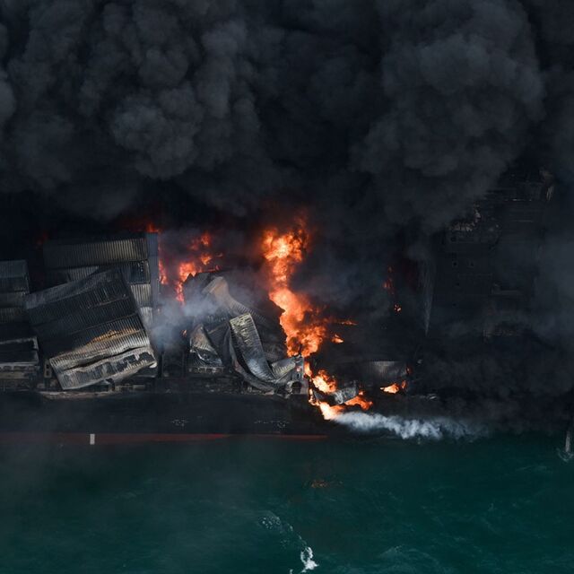 Бедствие край Шри Ланка: Шести ден гори пожар на товарен кораб с химикали (СНИМКИ)