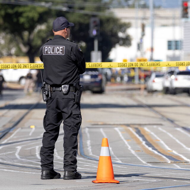 8 души са убити при стрелба в Калифорния