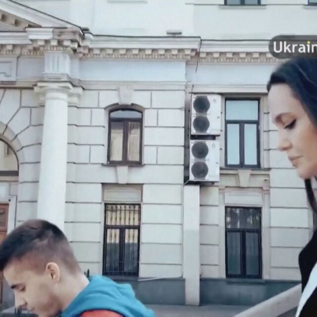 И Анджелина Джоли бяга от бомбите в Украйна (ВИДЕО)