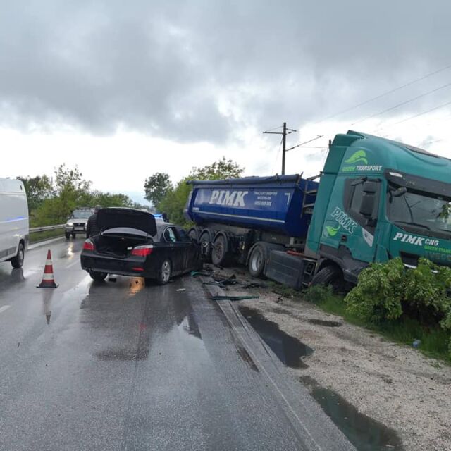 Служители на НСО от кортежа на Радев са пострадали при катастрофа с камион в Пловдив