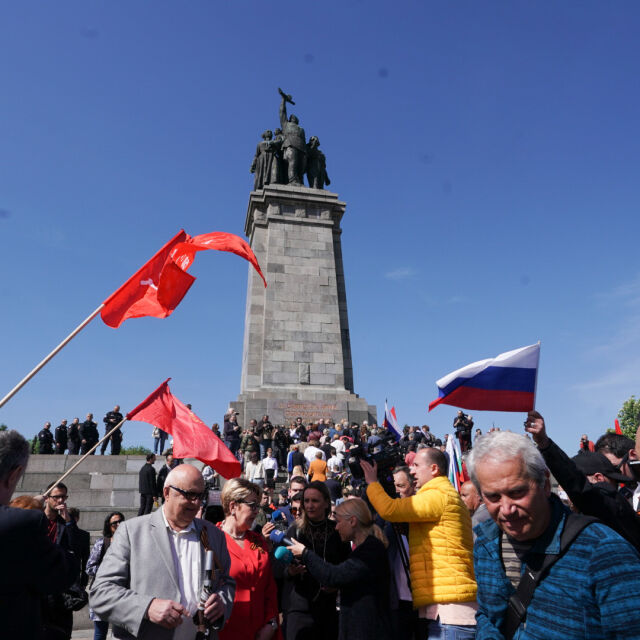 В Деня на победата: Напрежение при честванията пред паметника на Съветската армия 
