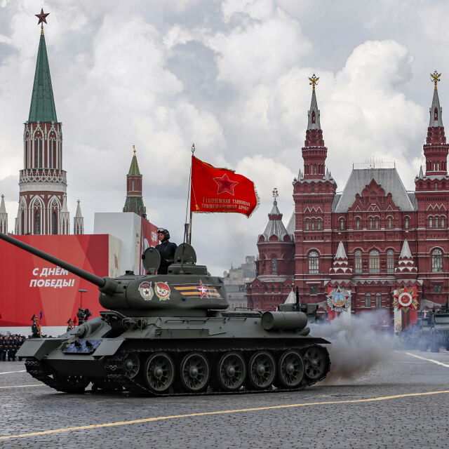 Парад за Деня на победата: Военна техника премина по Червения площад 