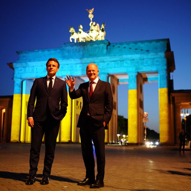 Осветиха Айфеловата кула и Бранденбургската врата в цветовете на Украйна