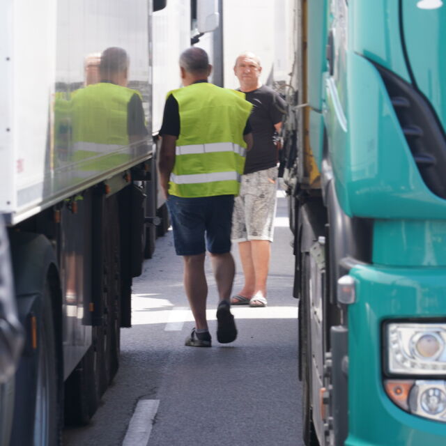 Протестът на превозвачите в Пловдив: Камиони се струпват на „Цариградско шосе“