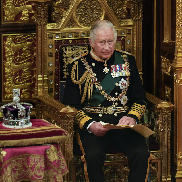 За пръв път: Принц Чарлз смени кралица Елизабет II на откриването на британския парламент