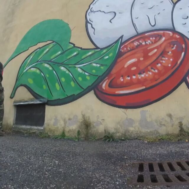 Художник заличава свастики по стените на Верона с рисунки на храна (ВИДЕО)