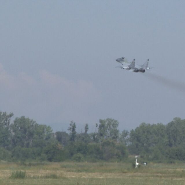 Заради сигнал за взривно устройство: Български МиГ-29 са оказали помощ на пътнически самолет