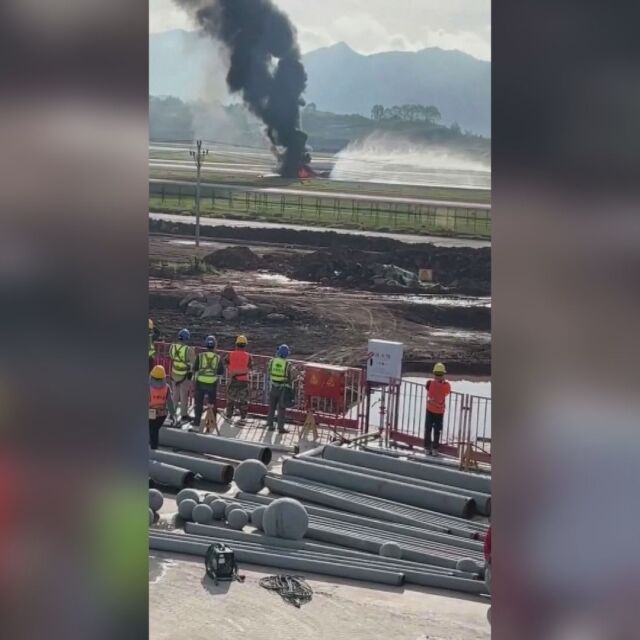 Самолет излезе от пистата и пламна при излитане на летище в Китай