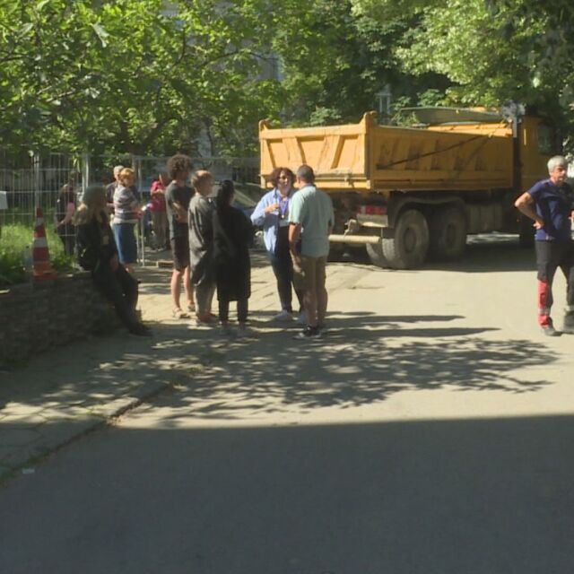 Жива верига срещу строителна техника: Пловдивчани в защита на зелени площи