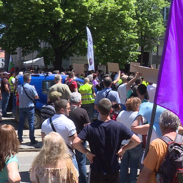 Служители на "ТЕЦ Марица 3" излязоха на протест