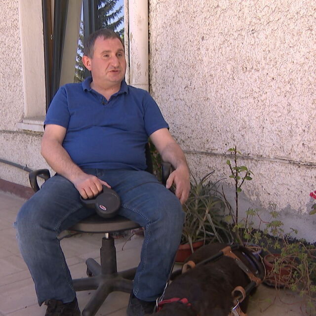Незрящ човек беше изгонен от няколко храма в София заради куче водач