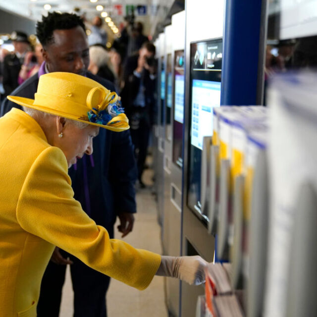 По-лъчезарна от всякога: кралица Елизабет си купи билетче за метрото